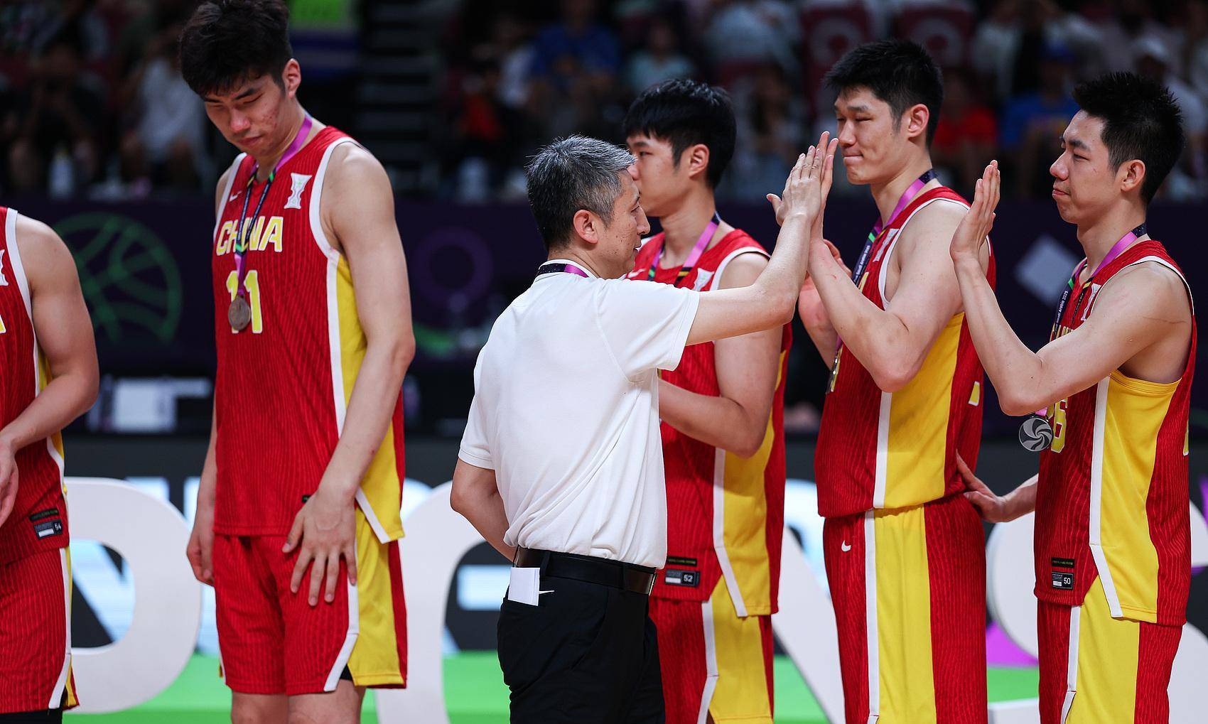 NBA总决赛今晨再迎强敌；山东泰山外线爆发；主帅态度——目标明确；资深球员宣示担当的简单介绍